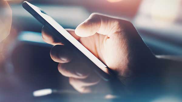 শিঘ্রই দাম বাড়তে চলেছে স্মার্টফোন ও স্মার্টওয়াচের শিঘ্রই দাম বাড়তে চলেছে স্মার্টফোন ও স্মার্টওয়াচের