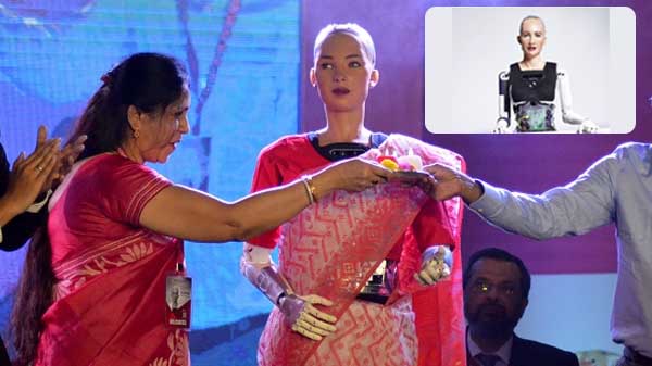 রবীন্দ্রনাথ সম্পর্কে ওয়াকিবহাল! শাড়ি পরে কলকাতার মন জিতল এই রোবট রবীন্দ্রনাথ সম্পর্কে ওয়াকিবহাল! শাড়ি পরে কলকাতার মন জিতল এই রোবট