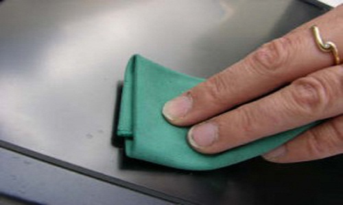 How to clean up a laptop screen?