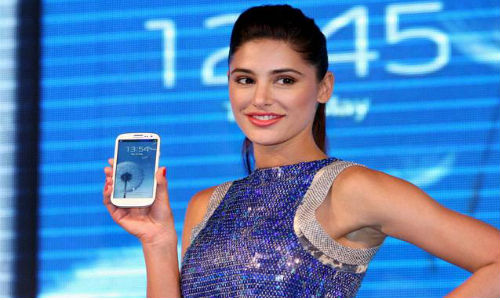 Bollywood's Top 6 Geeky Celebrities Who Endorse Big Tech Brands