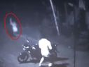 रास्ते में भूत देख भागा लड़का, सीसीटीवी कैमरे में कैद हुए दोनों