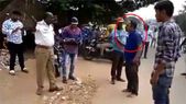 டிராபிக்... டிராபிக் போலீஸ்களை முரட்டுத்தனமாக அடித்த குடிமகன்.!