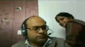 எல்லாம் ஒரு காதல்தான்: அலுவலக வீடியோகாலில் இருந்த கணவர்., திடீரென வந்த மனைவி- வைரல் வீடியோ! எல்லாம் ஒரு காதல்தான்: அலுவலக வீடியோகாலில் இருந்த கணவர்., திடீரென வந்த மனைவி- வைரல் வீடியோ!
