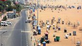 அலட்சியம் காட்டும் பொதுமக்கள்: மெரினாவில் ட்ரோன் பறக்கவிட்ட போலீஸ்!