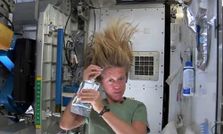 देखें वीडियो: अंतरिक्ष में कैसे होती है इनकी सुबह