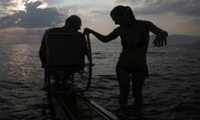 सोलर चेयर की मदद से तैर सकेंगे शारीरिक रूप से अक्षम लोग