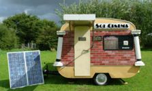 गैजेट जो सूरज की रोशनी से चार्ज होते हैं ?