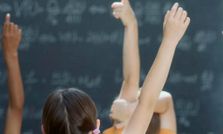 किसी टीचर से कम नहीं है फेसबुक