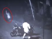 रास्ते में भूत देख भागा लड़का, सीसीटीवी कैमरे में कैद हुए दोनों