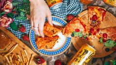 अब ट्रेन में बैठे हुए कर सकेंगे KFC, Pizza Hut, McDonald से ऑर्डर