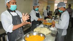 अब लाइव स्ट्रीमिंग के जरिए यात्री देख सकेंगे, ट्रेन में खाना बनाने का तरीका