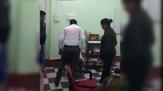 जिलाधिकारी की पत्नी पर अश्लील कमेंट करना पड़ा महंगा, पिटाई का वीडियो वायरल