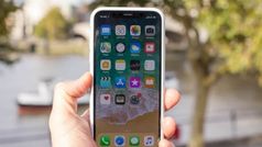 पायलट के हाथ से 11,250 फीट की ऊंचाई से नीचे गिरा iPhone X, फिर भी नहीं आया कोई स्क्रैच
