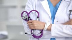 Mobile Wala Doctor: मिलिए 'बारसूर के मोबाइल वाले डॉक्टर' से जो अपने मरीजों को देते है मोबाइल फोन