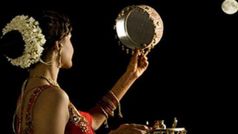 Karva Chauth gifts 2023 : वाइफ के लिए खरीदें बेस्ट स्मार्टफोन, वो भी कम कीमत में