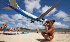 తల పై నుంచి విమానం!
