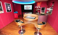 మోడ్రెన్ హైటెక్ భవనం