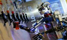 ఈ రోబోట్ చూడండి మందు కలిపేస్తోంది!