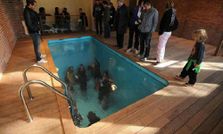 ఆ స్విమ్మింగ్ పూల్‌లో ఏదో ఉంది..?