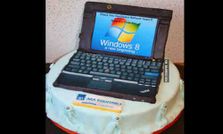 నోరిరుస్తున్న ల్యాప్‌టాప్ కేకులు