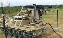 అమెరికా సైన్యంలోకి రోబోట్ మెచీన్ గన్స్!!