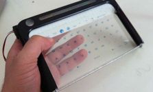 రెండు వైపులా తాకే తెరతో...గ్రిప్పిటీ డ్యుయల్ స్ర్కీన్ ట్రాన్స్‌పరెంట్ టాబ్లెట్