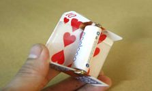 పేక ముక్కలతో బ్యాటరీ చార్జర్!!