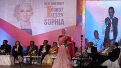 రెడ్ శారీలో కలకత్తాలో చక్కర్లు కొట్టిన సోఫియా రోబో