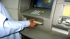 ATM లో రూ.500 డ్రా చేస్తే రూ.2500 వచ్చింది ! ఇక పోలీసులు వచ్చేదాకా డ్రా చేస్తూనే ఉన్నారు.