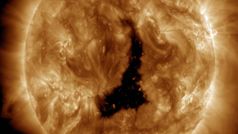 సూర్యునిపై 8 లక్షల కిలోమీటర్ల పొడవు రంధ్రం ! ప్రమాదమేంటి ?