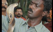 വാവ സുരേഷ്... മരണ മുനമ്പില്‍ നിന്നുള്ള ഈ ചിത്രങ്ങള്‍ കാണു..