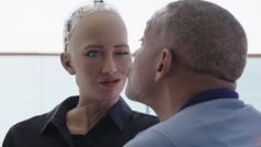 വിൽ സ്മിത്ത് റോബോട്ട് സുന്ദരിയെ ചുംബിക്കാൻ ശ്രമിച്ചപ്പോൾ; വിഡിയോ വൈറൽ