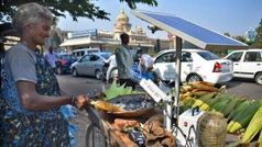 ചോളം വറുക്കുന്നതിനായി സൗരോർജം ഉപയോഗിക്കുന്ന തെരുവു കച്ചവടകാരിയുടെ വൈറൽ വീഡിയോ കാണുക