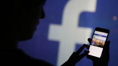 ഫേസ്ബുക്ക് ഓഫീസിന് മുന്നിൽ സമൂഹമാധ്യമ ചട്ടങ്ങൾക്കെതിരെ നഗ്നതാ പ്രതിഷേധം