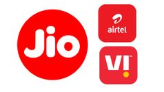 മൊ​ബൈൽ റീച്ചാർജ് നിരക്ക് വർധിപ്പിക്കില്ലെന്ന് സൂചിപ്പിച്ച് ജിയോ; എയർടെലും വിഐയും ട്രാപ്പിൽ