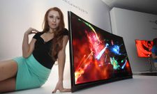 Samsung Curved OLED TV Poses at CES 2013 [IMAGE GALLERY]