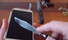 Galaxy S4 Scratch Test: Gorilla Glass 3 Display Survives Knives, Coins and Keys [VIDEO]