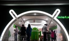 Gizbot Visits Android Land Store In Bangalore