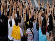 Youths fail to Save Woman's life, but take Pictures on Mobiles
