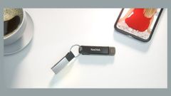 SanDisk iXpand Flash Drive Luxe Launched For iPhones And iPads