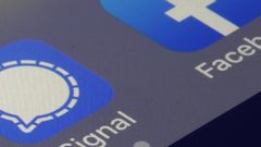 Signal Slams Facebook, WhatsApp For Mining User Data; But Will We Give Up WhatsApp?