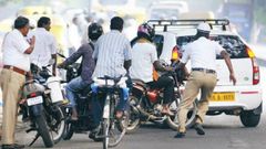 ನೆಕ್ಸ್ಟ್ ಟೈಮ್ ಪೊಲೀಸ್‌ ಹಿಡಿದರೆ ದುಡ್ಡು ಕೊಡಬೇಡಿ..! ಸ್ಮಾರ್ಟ್‌ಫೋನ್ ತೋರಿಸಿ ಸಾಕು..!