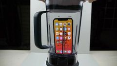 ಈತ ಆಪಲ್ ಬದಲು ದುಬಾರಿ ಬೆಲೆಯ ಐಫೋನ್ X ಅನ್ನೇ ಜ್ಯೂಸ್ ಮಾಡಿ ಕುಡಿದ..!