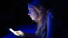 ರಾತ್ರಿ ಮಲಗುವಾಗ ಮೊಬೈಲ್ ಬಳಸುವವರಿಗೆ ಬಿಗ್ ಶಾಕಿಂಗ್ ನ್ಯೂಸ್!!