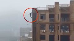 ಸೆಲ್ಫೀ ತೆಗೆದುಕೊಳ್ಳುವಾಗ ಬಿಲ್ಡಿಂಗ್ ಮೇಲಿಂದ ಬಿದ್ದ ಹುಡುಗ!