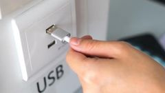 ಸಾರ್ವಜನಿಕ ಯುಎಸ್ ಬಿ ಚಾರ್ಜಿಂಗ್ ಸ್ಟೇಷನ್ ಗಳನ್ನು ಯಾಕೆ ಯಾವತ್ತೂ ಬಳಕೆ ಮಾಡಬಾರದು?