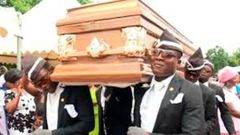 ಶವ ಪೆಟ್ಟಿಗೆ ಹೊತ್ತು ಕುಣಿಯುತ್ತಿರುವ ಈ ವೈರಲ್‌ ವೀಡಿಯೋ ಎಲ್ಲಿಯದು ಗೊತ್ತಾ?