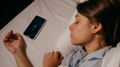 ನಿದ್ರೆಯ ಸಮಸ್ಯೆಯಿಂದ ಬಳಲುತ್ತಿದ್ದರೆ ನಿಮ್ಮ ಫೋನ್‌ನಲ್ಲಿ ಈ ಫೀಚರ್ಸ್‌ಗಳನ್ನು ಆನ್‌ ಮಾಡಿ!