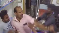 திமுக நிர்வாகி: பிரியாணி குத்து சண்டை வீரரைத் தொடர்ந்து மொபைல் குத்துச் சண்டை வீரர்.! வைரல் வீடியோ.!