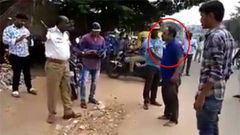 டிராபிக் போலீஸ்களை முரட்டுத்தனமாக அடித்த குடிமகன்.!